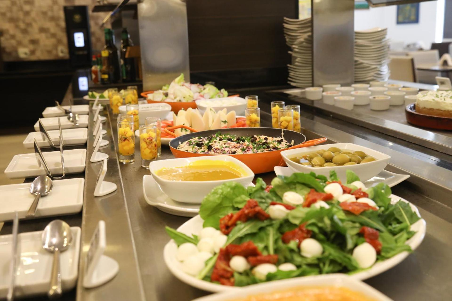 ホテル Tryp By Wyndham リベイラン・プレト エクステリア 写真 A salad bar