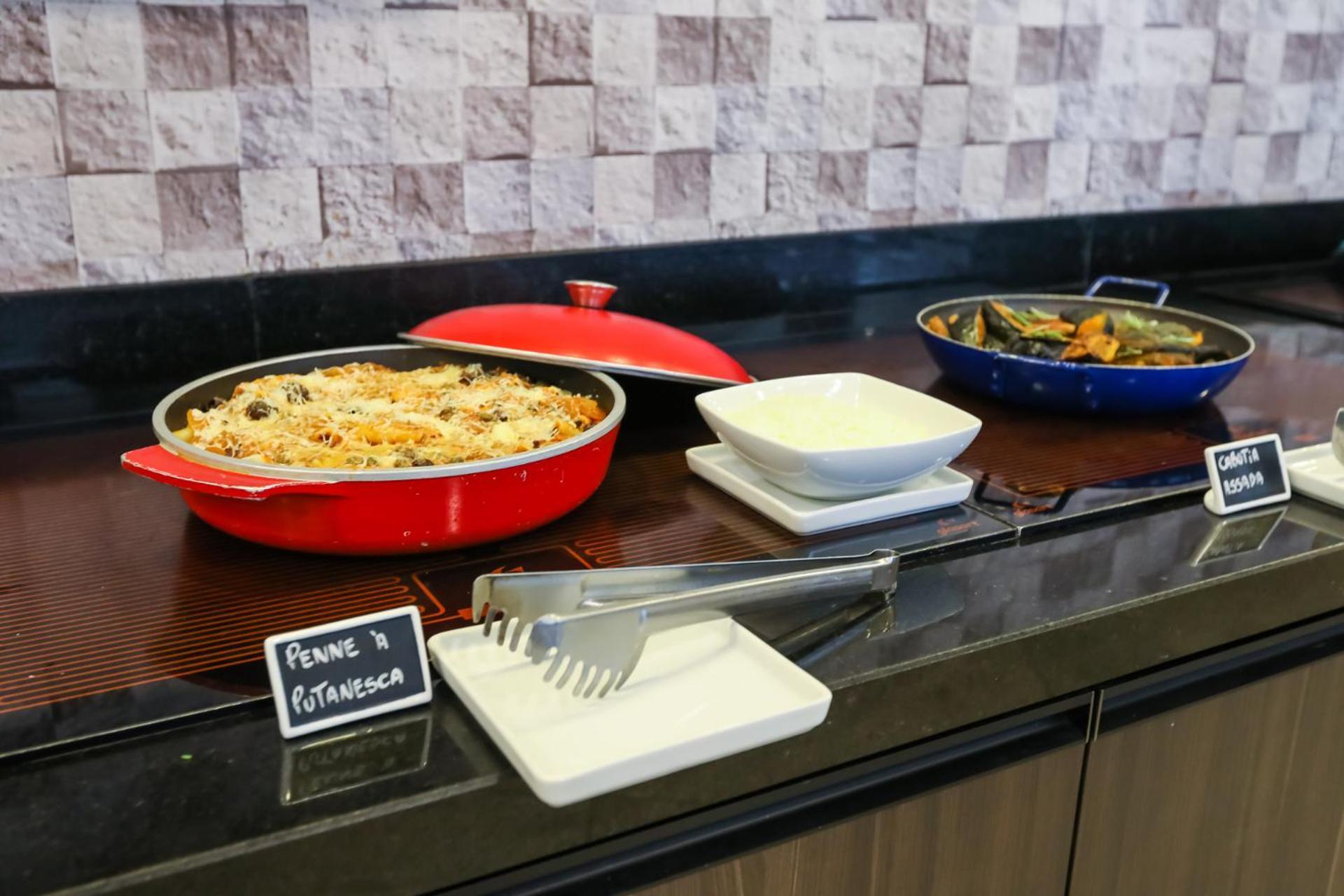ホテル Tryp By Wyndham リベイラン・プレト エクステリア 写真 A buffet at a restaurant