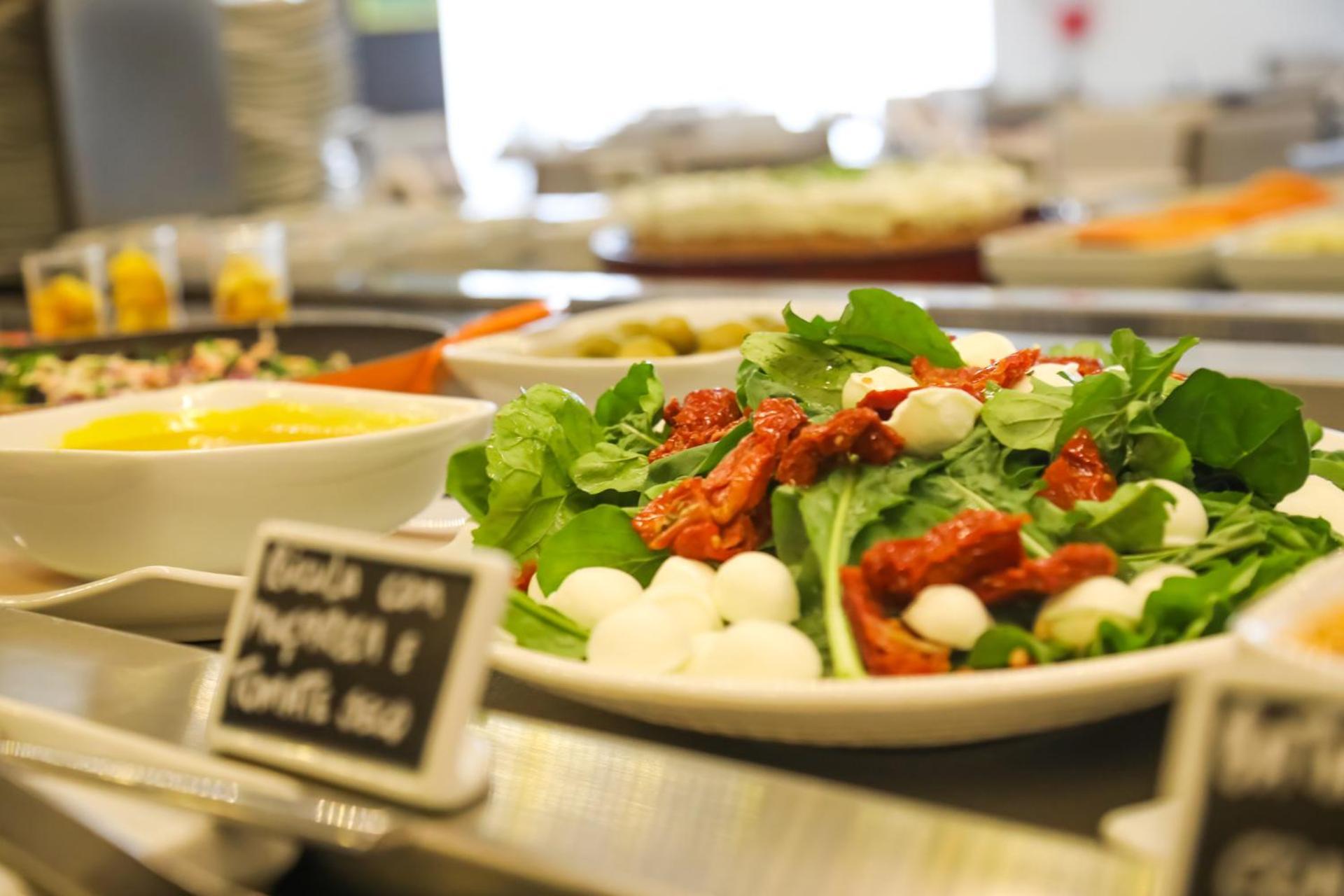ホテル Tryp By Wyndham リベイラン・プレト エクステリア 写真 A salad with sun-dried tomatoes
