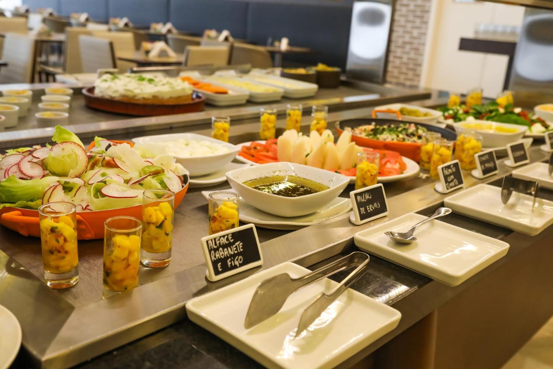 ホテル Tryp By Wyndham リベイラン・プレト エクステリア 写真 A salad bar
