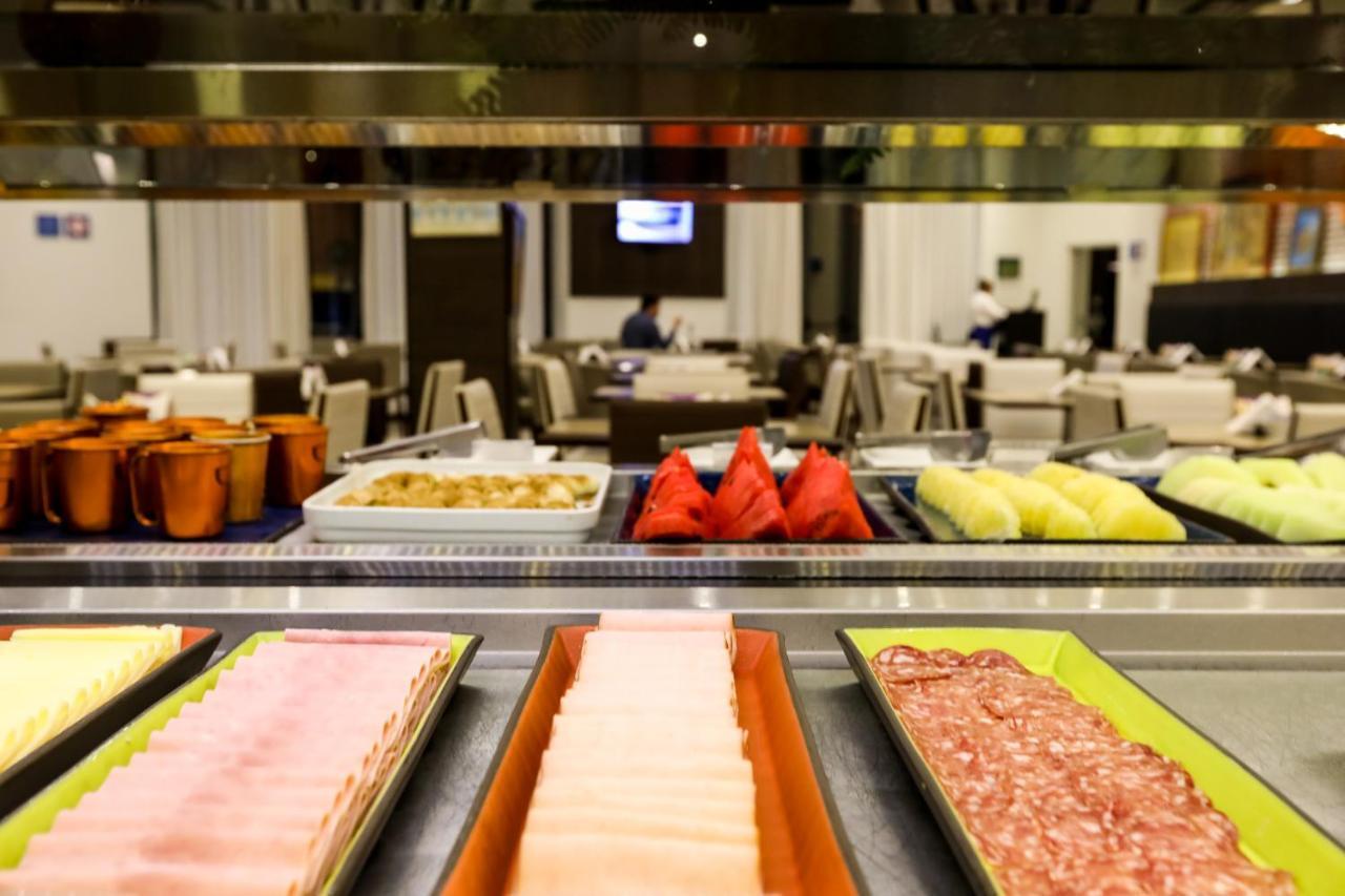 ホテル Tryp By Wyndham リベイラン・プレト エクステリア 写真 A buffet at a hotel