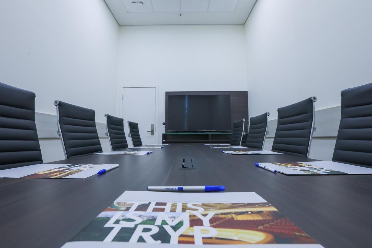ホテル Tryp By Wyndham リベイラン・プレト エクステリア 写真 A meeting room at the headquarters of the company